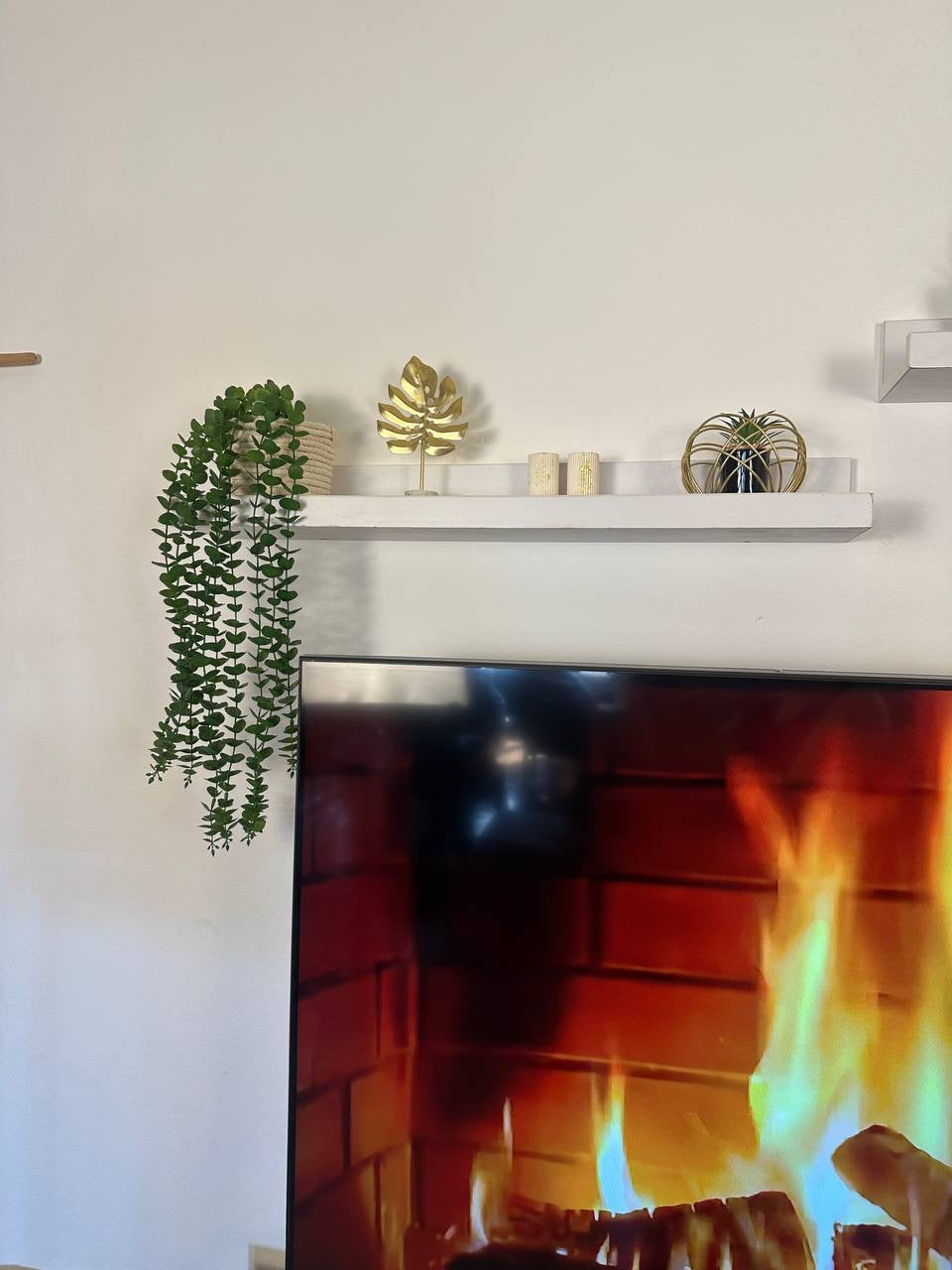 رف خشب ابيض بزاوية 80 سم