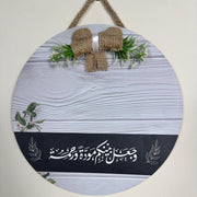 A round wooden plaque + Double Sided Adhesive Hooks( gift)