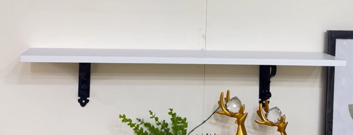 رف ابيض خشبي بحامل معدن