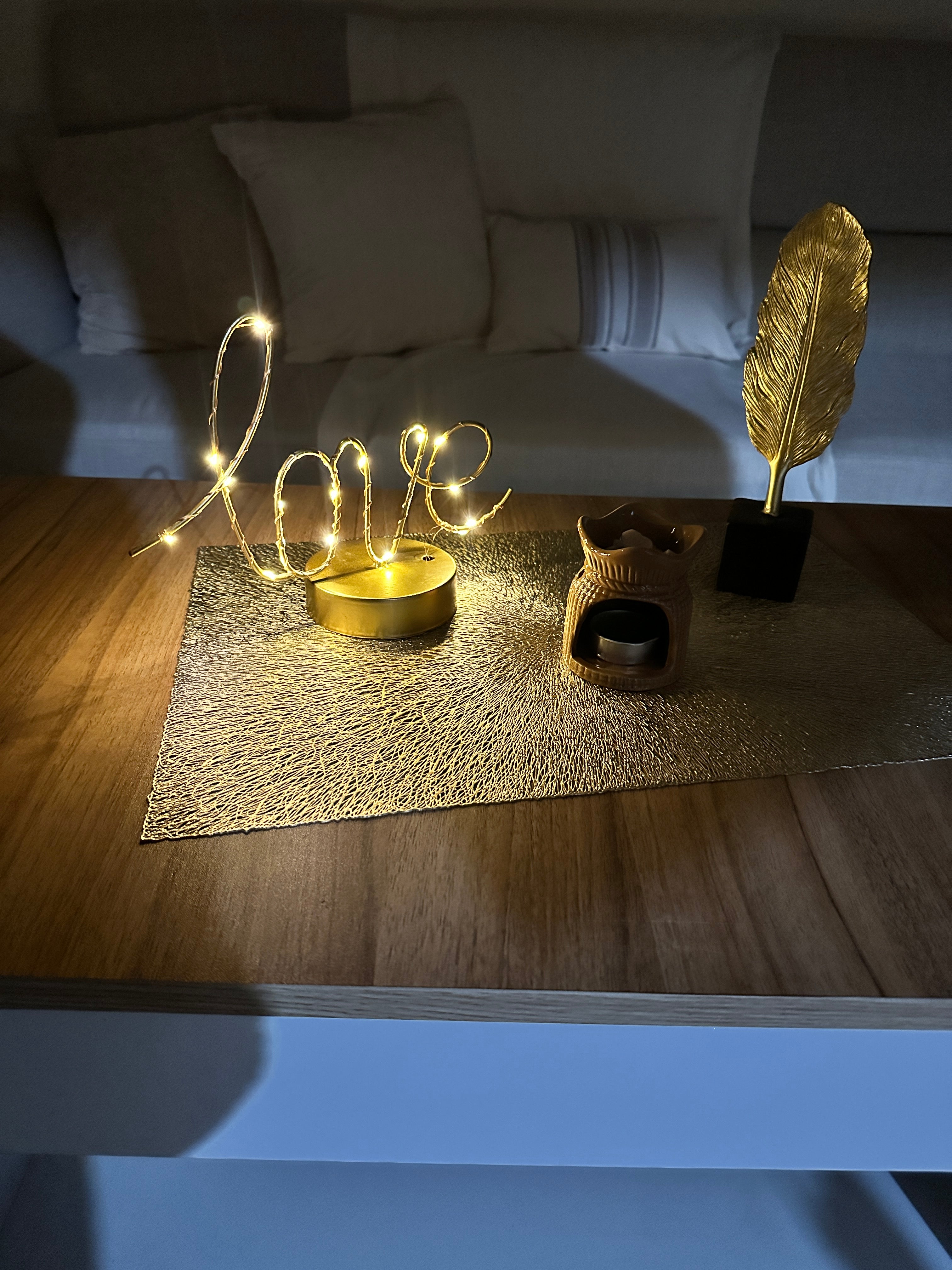 ديكور كلمة Love مضيئة+ كوستر (gift)