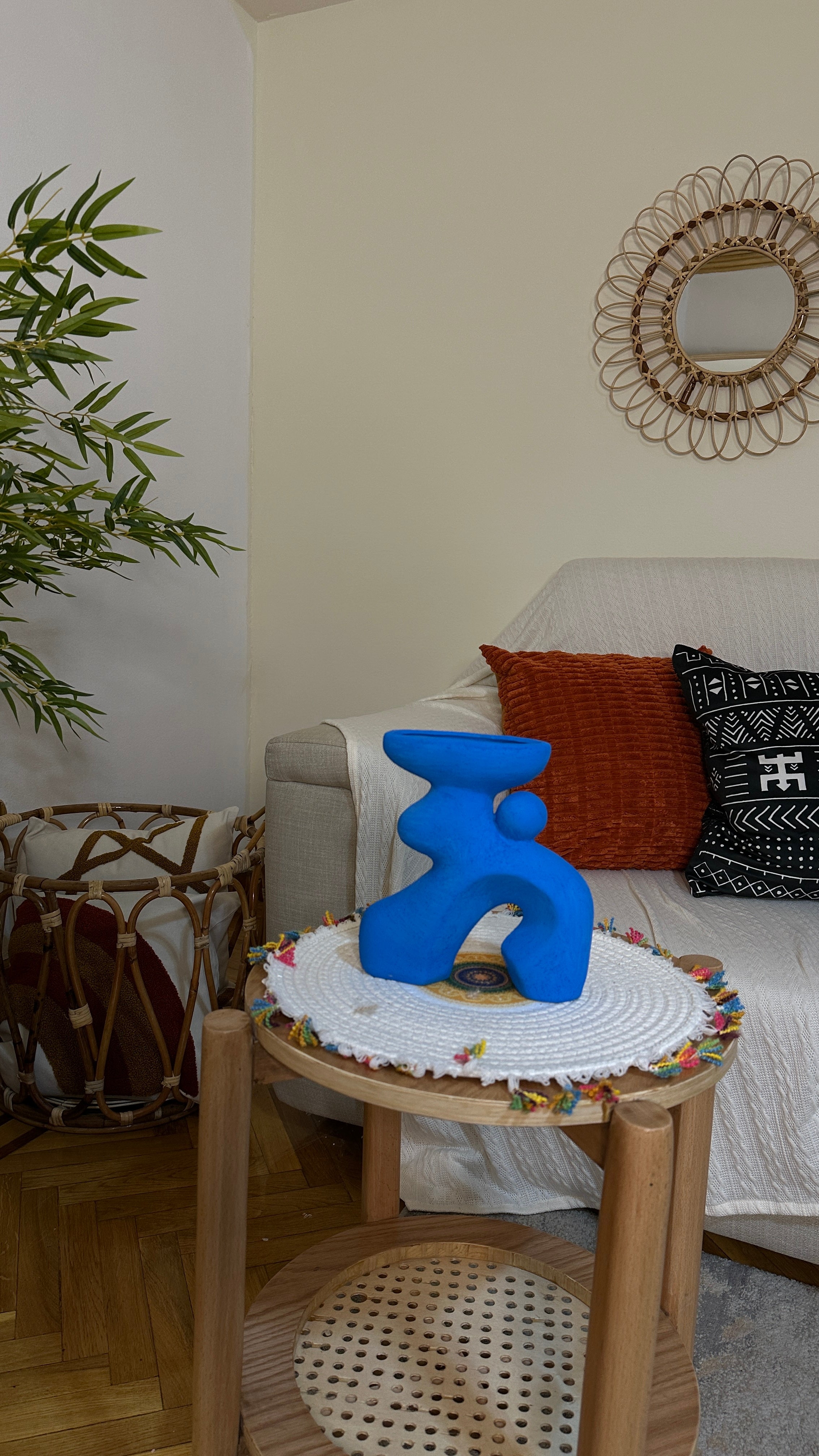 V014  فازة فخارية باللون الازرق