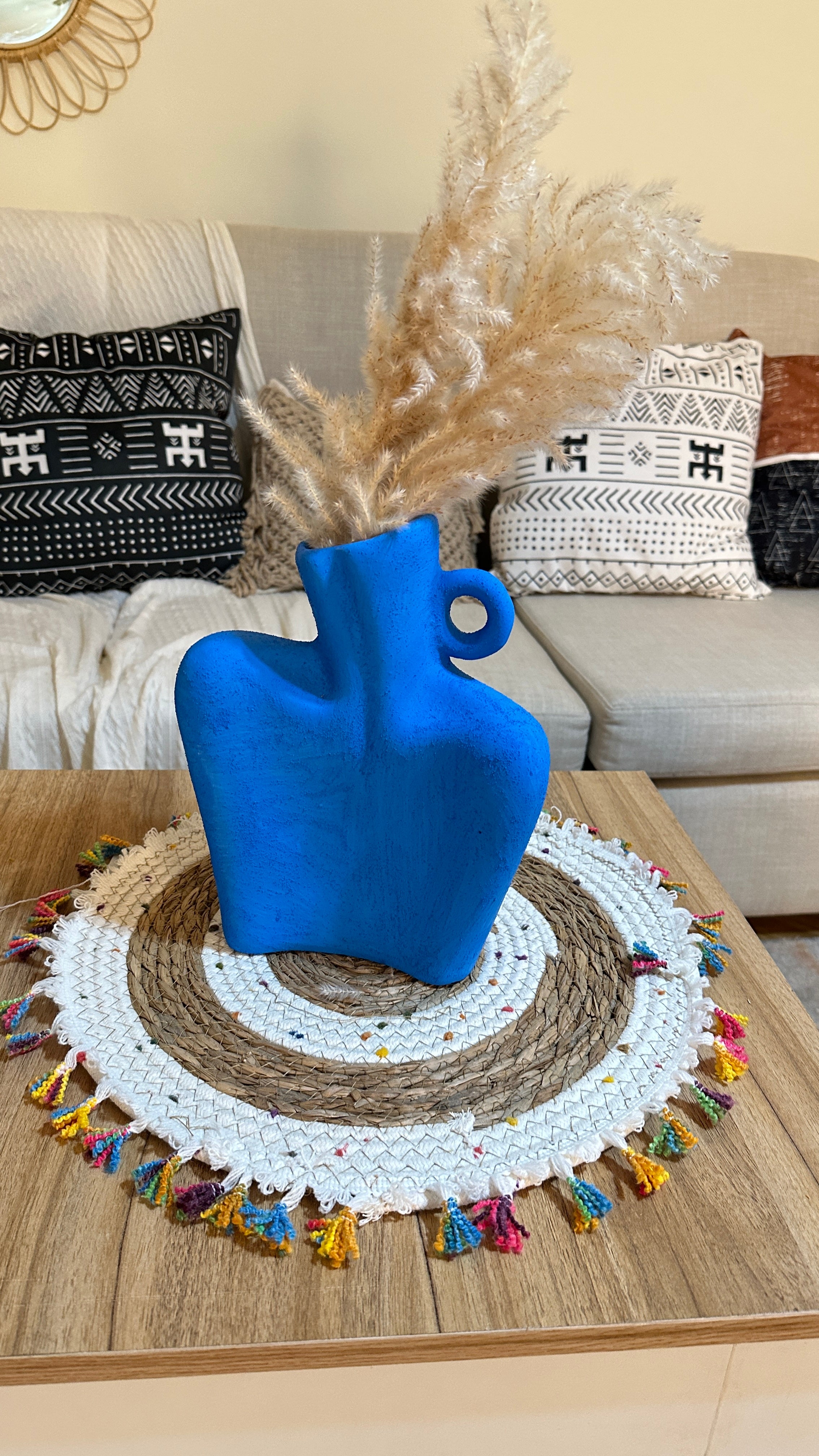 فازة فخارية باللون الازرق بالهيش