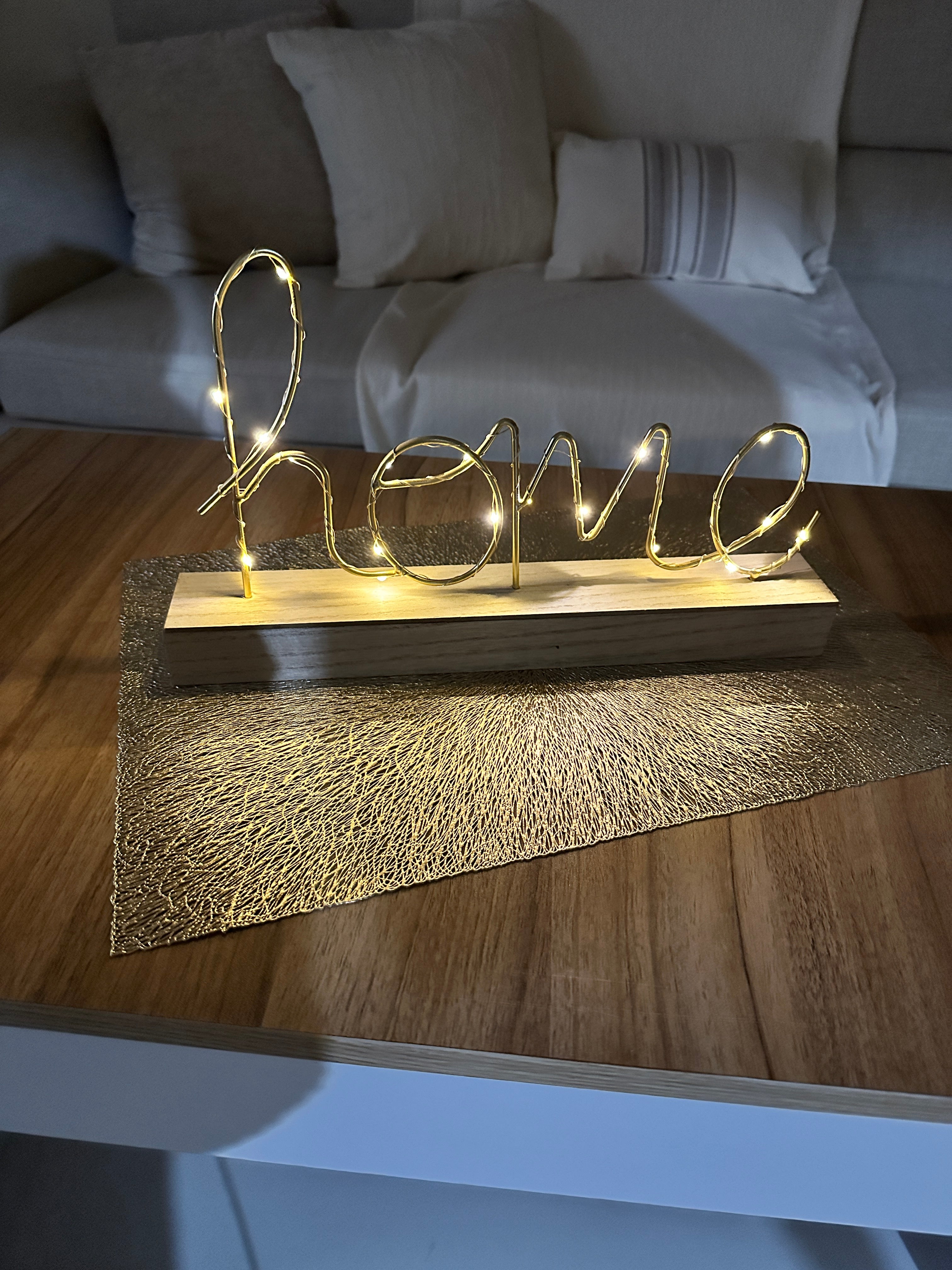 كلمة home بقاعدة خشبية ومضيئة+كوستر (gift)