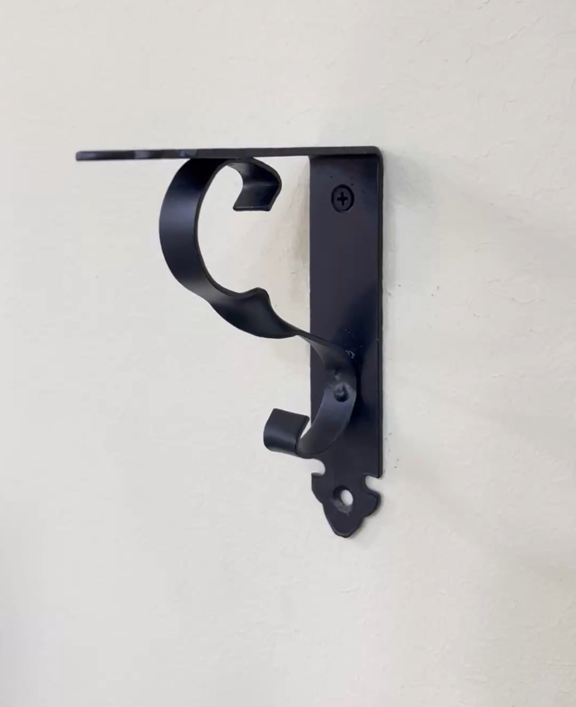 رف ابيض خشبي بحامل معدن