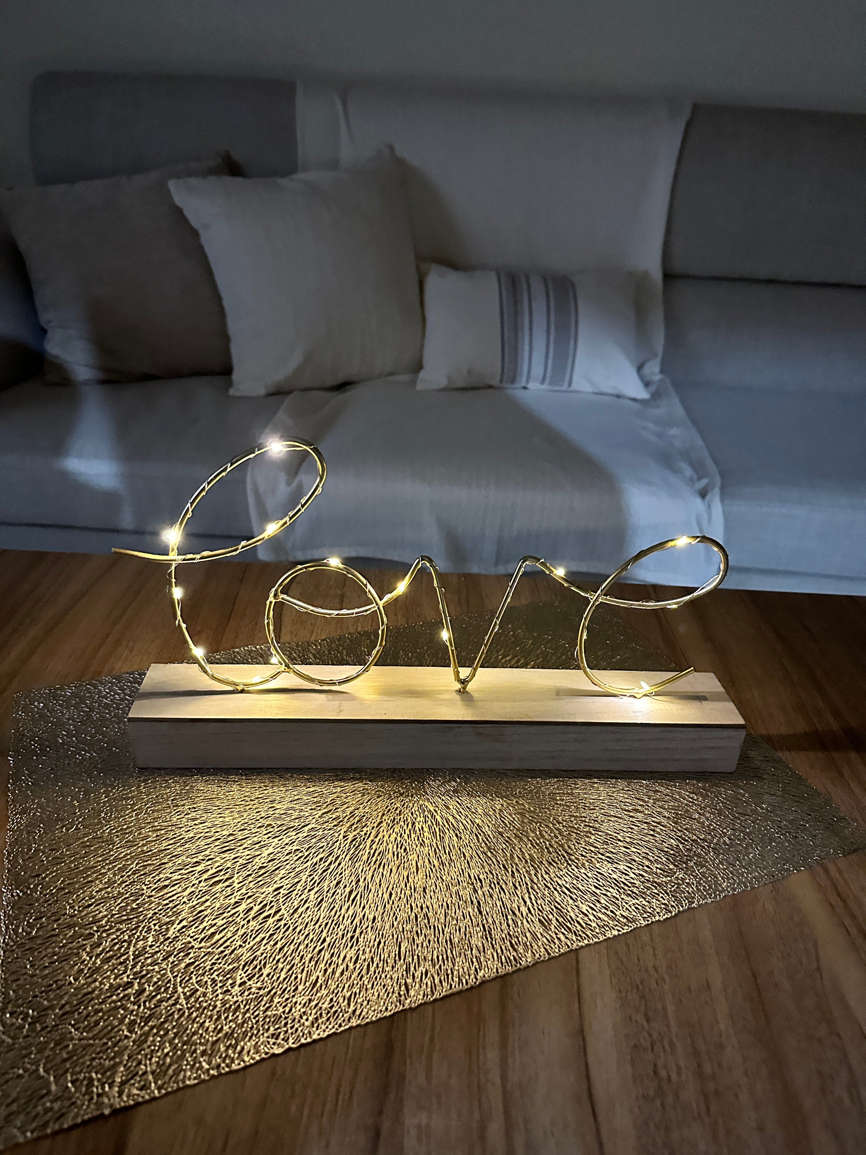 ديكور كلمة Love مضيئة+ كوستر (gift)