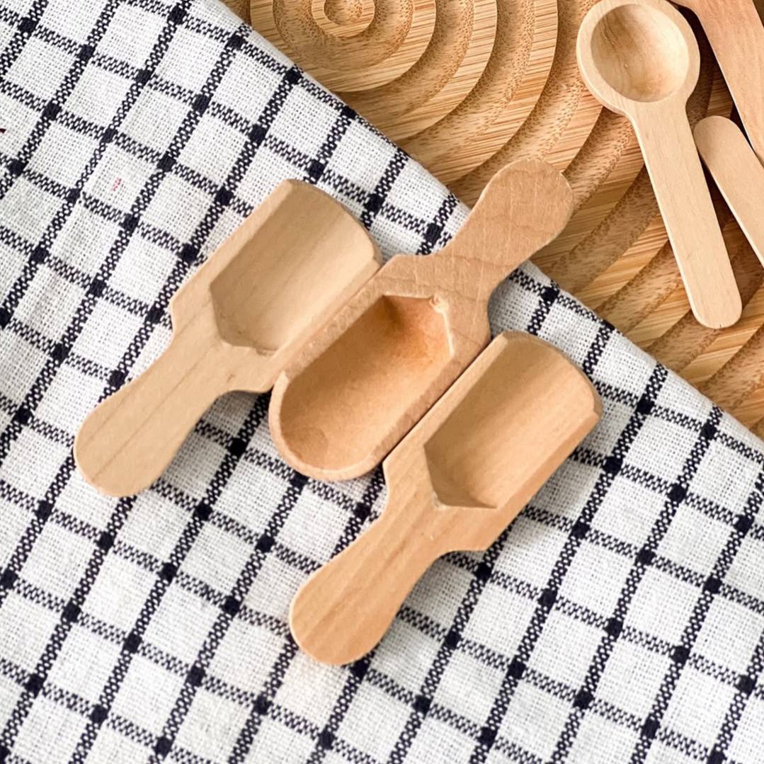 طقم برطمانات زجاج ومعالق معيار خشب واستيكر توابل