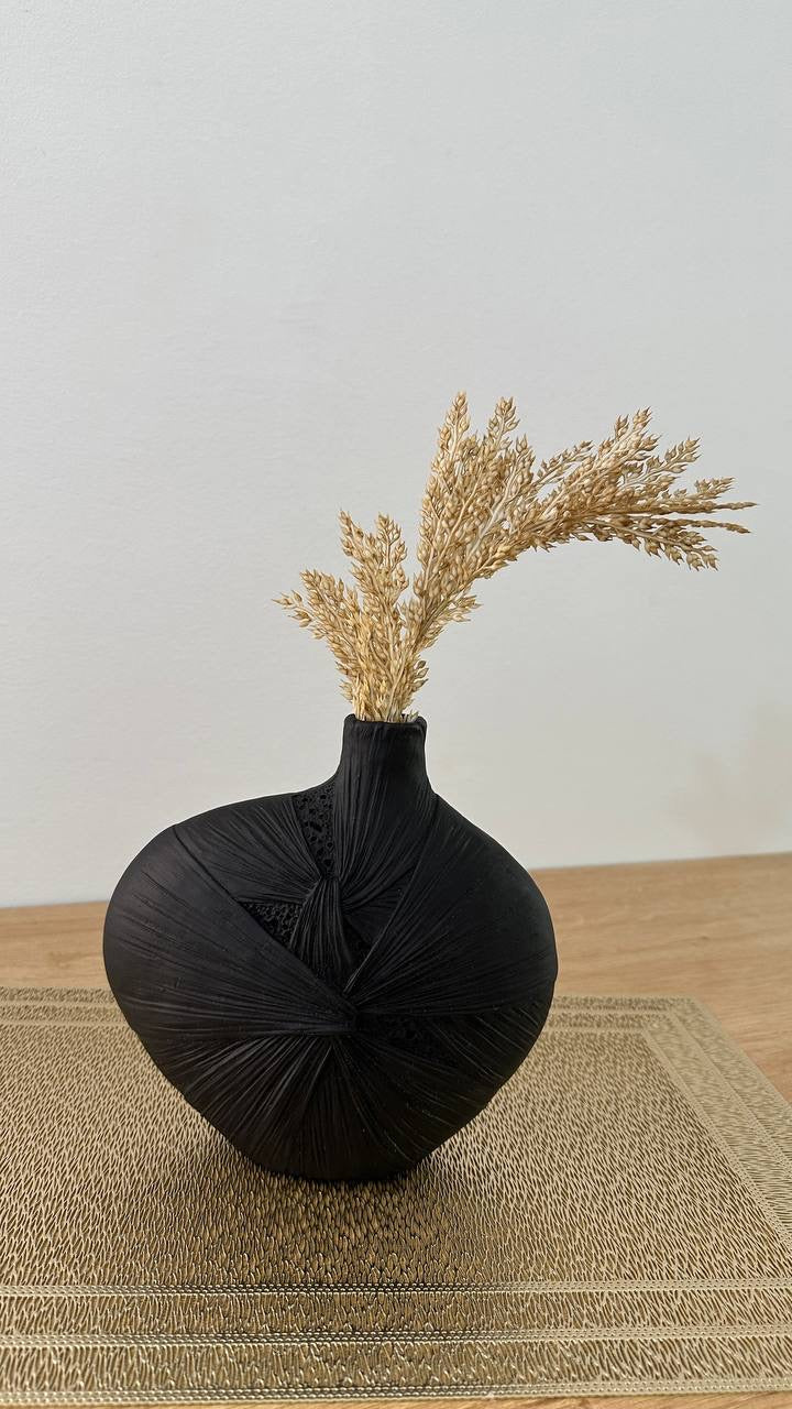 فازة فخارية لون اسود